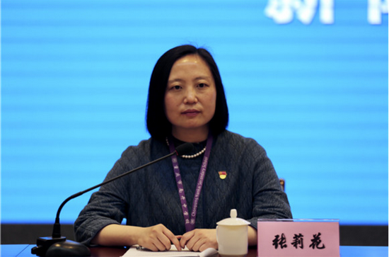 重庆南开中学副校长张莉花参加新闻通气会展演结束后,重庆红岩联线