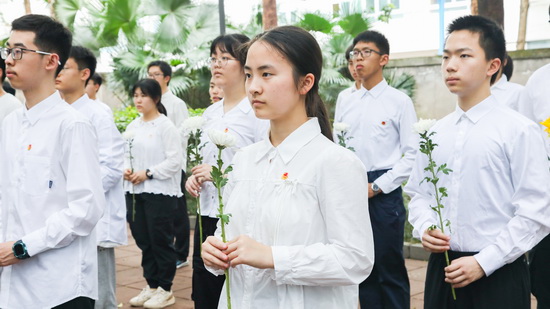 天地存浩气哀思寄青山丨重庆南开中学举行清明祭英烈活动