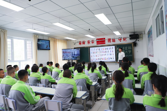 重庆市教委基教处处长向斌率领重庆南开中学党委副书记吕珍律对哈密