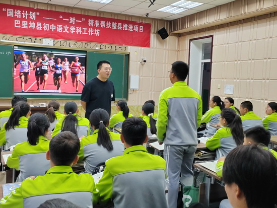 处处长向斌率领重庆南开中学党委副书记吕珍律对哈密二中作了考察调研
